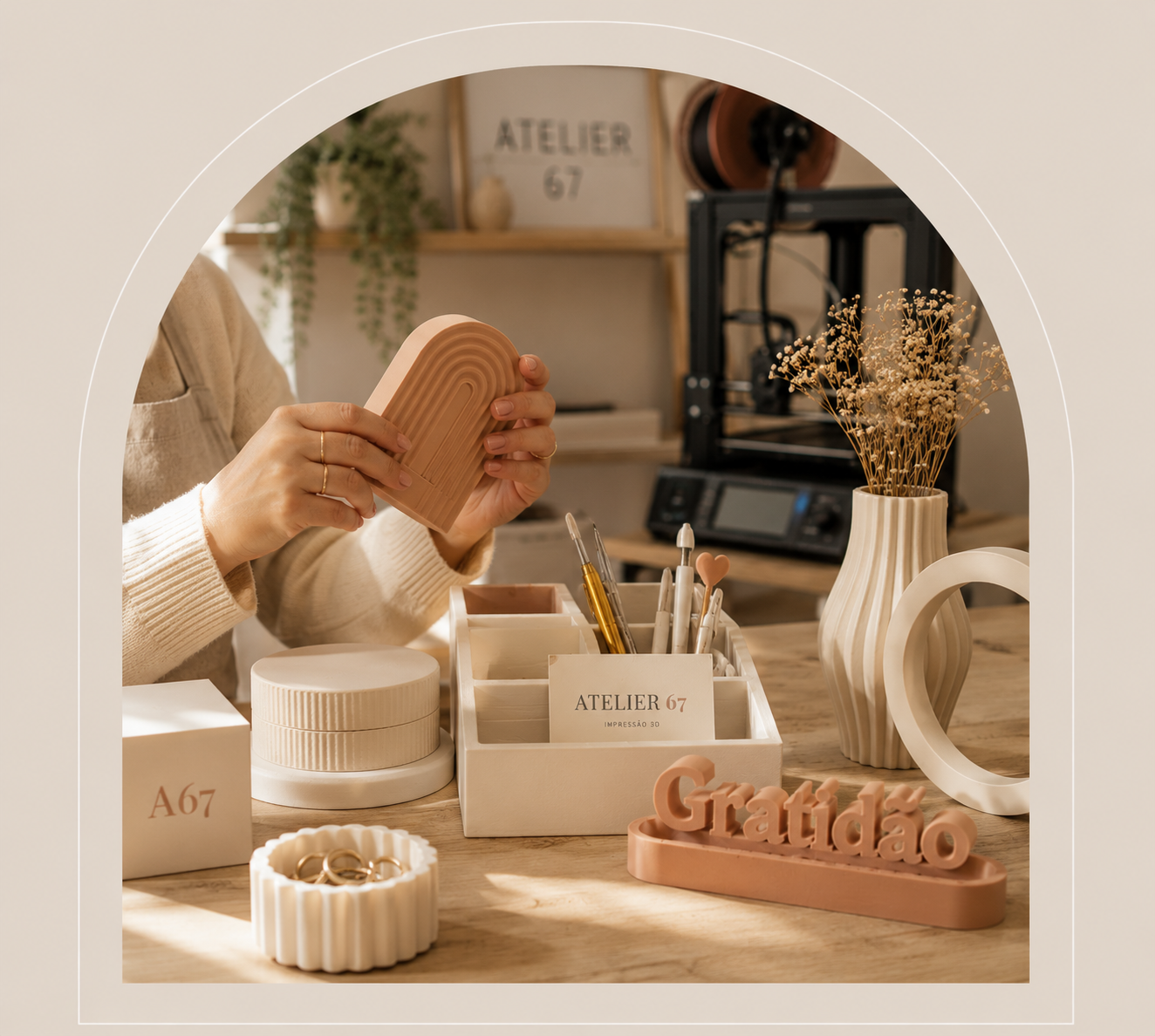 Artesã do Atelier67 criando uma peça personalizada